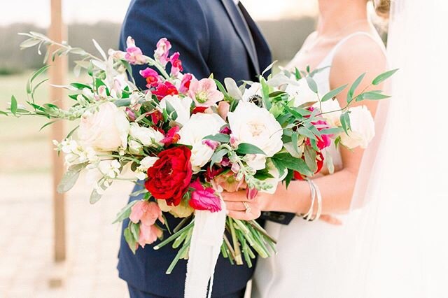 Happy Sunday everyone! Take some time for self-cafe and some time for being creative today. Draw, paint, sing, enjoy a face mask, arrange some flowers, whatever brings you joy! We’re getting through this together. 🌸

Photography workshop by | @christa_rene
Planner | @Katiewilliamsevents 
Makeup and hair | @cindymcgrath_makeup
Venue | @thebarnatsittonhillfarm
Jewelry | @fortheloveofbling
Florals | @springvine
Rentals | @professionalparty
Model | @amanda_purvis
Gown | @bridalhouseofcharleston @robertbullockbride

#haylienoellephotography #styledshoot #greenvillesouthcarolina #greenville #southcarolina #charlotteweddingphotographer #southcarolinaweddingphotographer #northcarolinaweddingphotographer #noble #noblepresets